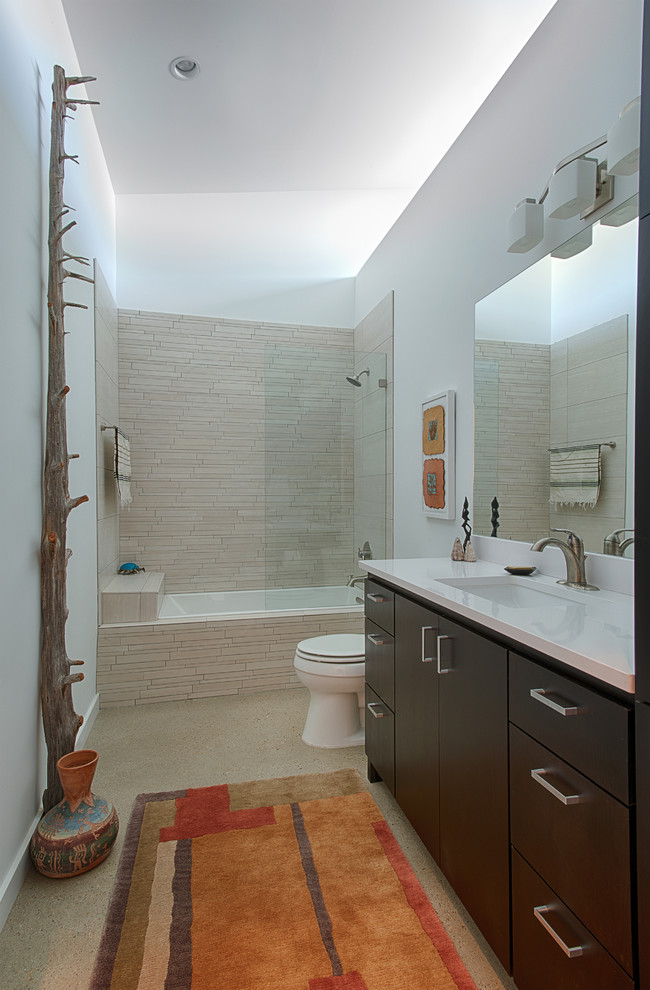 Exemple d'une salle de bain principale asiatique en bois foncé de taille moyenne avec un lavabo encastré, un placard à porte plane, un combiné douche/baignoire, un carrelage beige, un carrelage de pierre, une baignoire en alcôve, un mur blanc et sol en béton ciré.