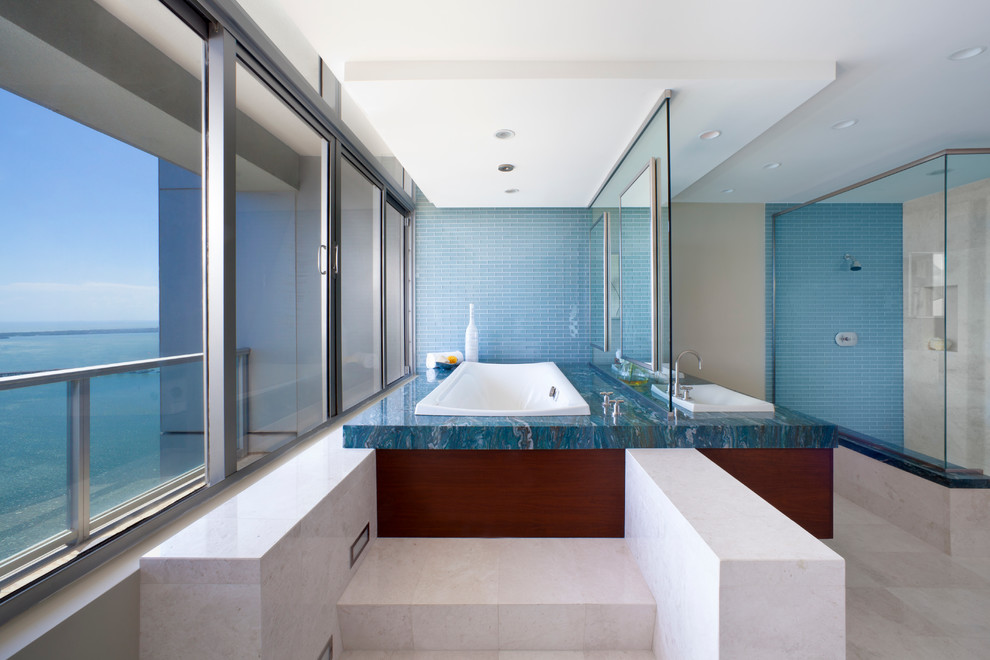 Идея дизайна: главная ванная комната в стиле модернизм с накладной ванной, белой плиткой, каменной плиткой и столешницей из гранита