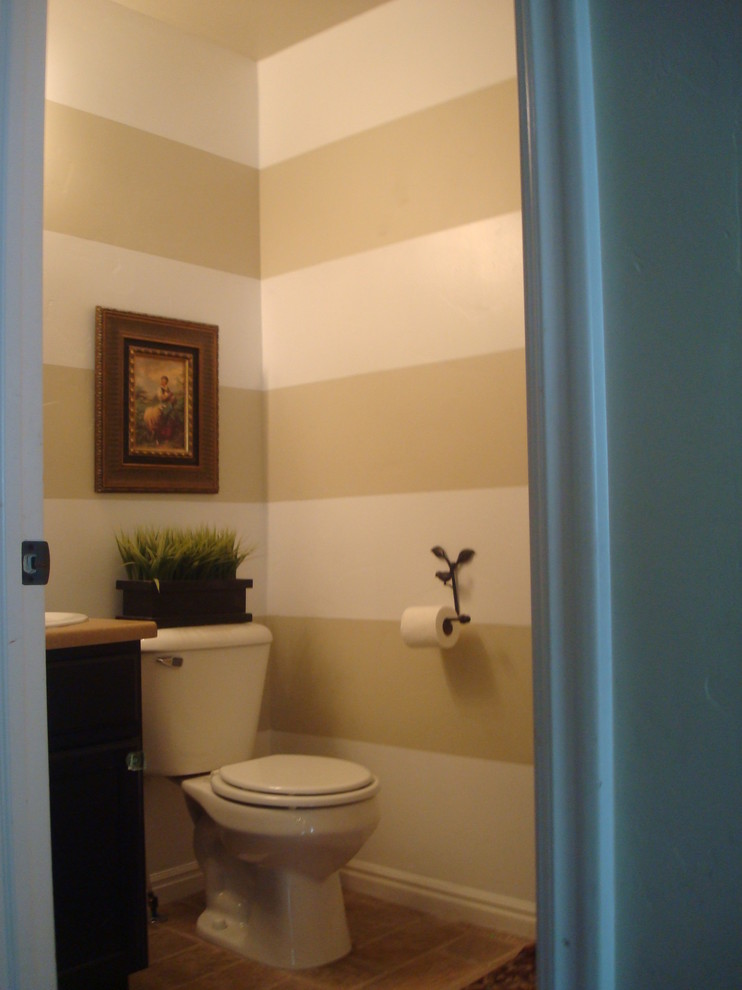 Immagine di un bagno di servizio chic con WC a due pezzi e piastrelle beige