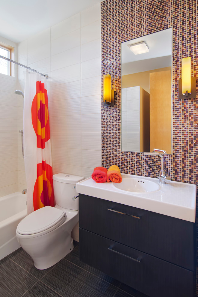 Foto på ett funkis badrum, med mosaik och en dusch/badkar-kombination