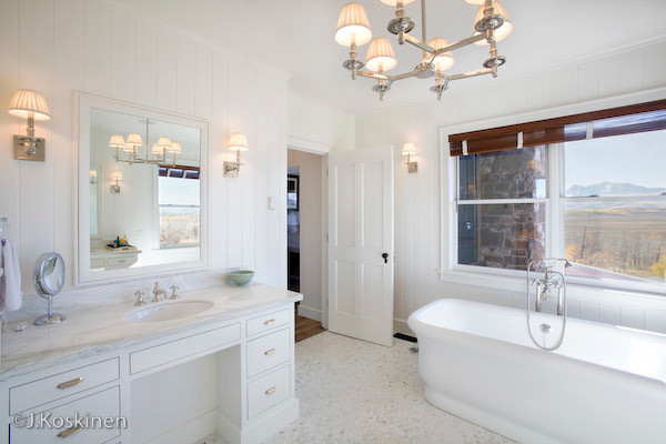Foto på ett stort vintage en-suite badrum, med släta luckor, vita skåp, ett fristående badkar, en dusch i en alkov, en toalettstol med hel cisternkåpa, vita väggar, mosaikgolv och ett undermonterad handfat