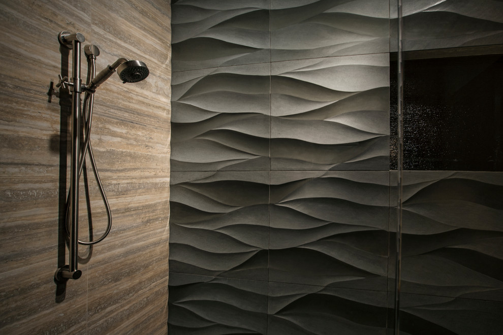 Imagen de cuarto de baño principal moderno de tamaño medio con ducha empotrada y ducha con puerta con bisagras