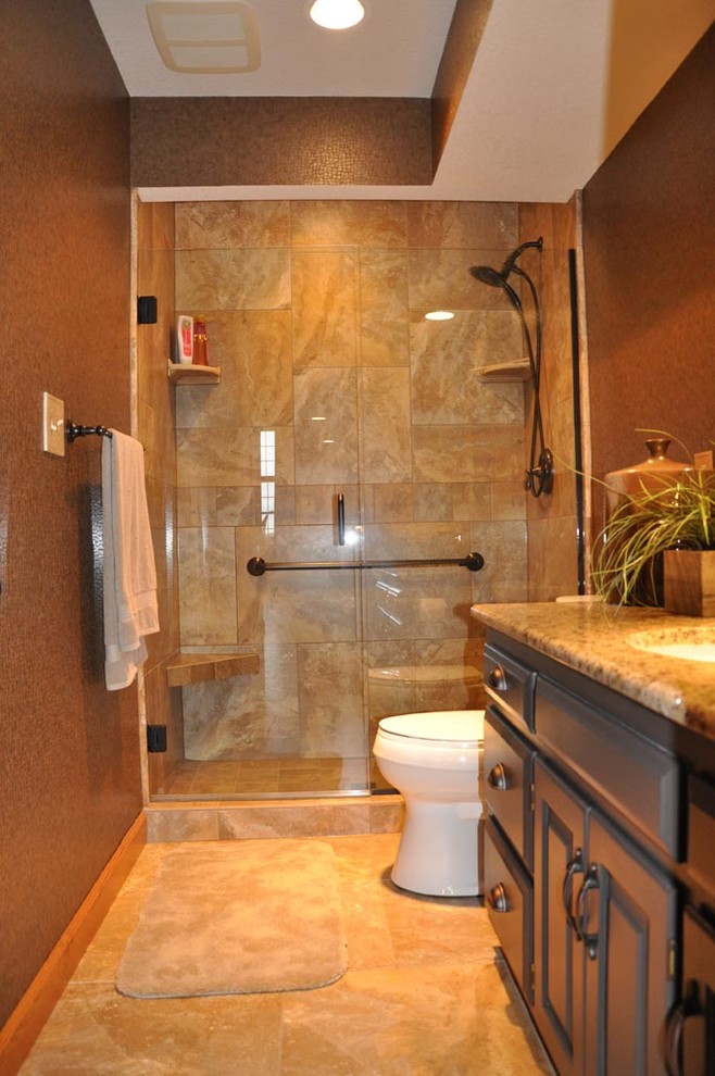 Rustik inredning av ett mellanstort badrum med dusch, med luckor med upphöjd panel, skåp i mörkt trä, ett badkar i en alkov, en dusch/badkar-kombination, beige kakel, keramikplattor, bruna väggar, travertin golv, ett undermonterad handfat, granitbänkskiva och beiget golv