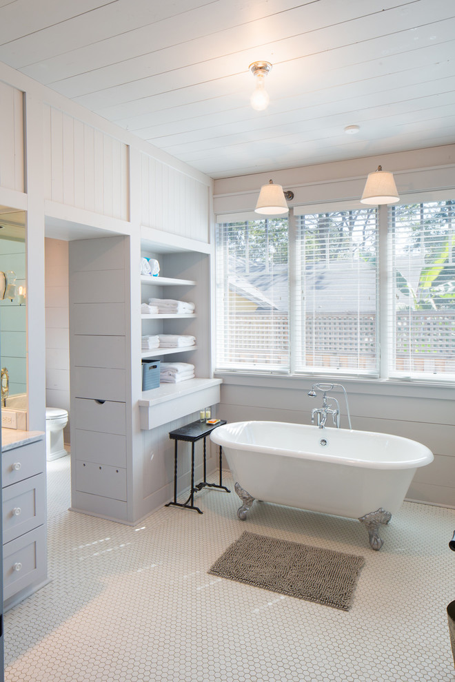 Стильный дизайн: большая главная ванная комната в стиле кантри с фасадами в стиле шейкер, серыми фасадами, ванной на ножках, белыми стенами, полом из мозаичной плитки и белым полом - последний тренд
