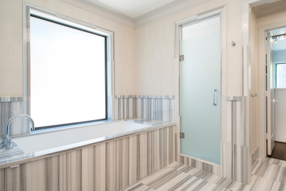 Idee per una stanza da bagno padronale classica di medie dimensioni con lavabo sottopiano, ante lisce, ante grigie, top in marmo, vasca sottopiano, WC a due pezzi, piastrelle grigie, piastrelle in pietra, pareti grigie e pavimento in marmo
