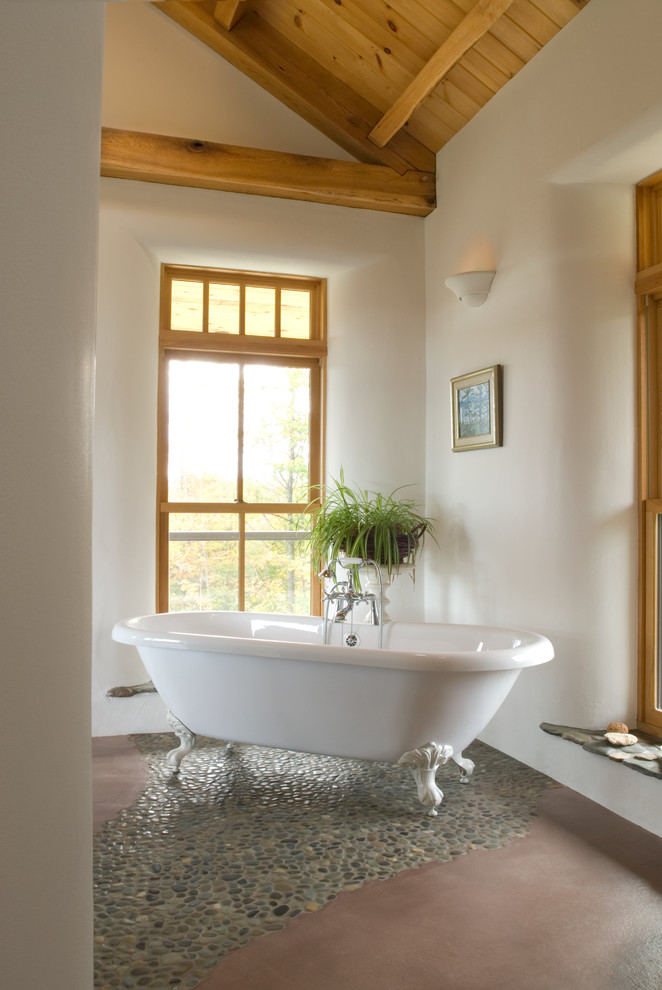 Imagen de cuarto de baño principal rural grande con bañera con patas, paredes blancas y suelo de baldosas tipo guijarro