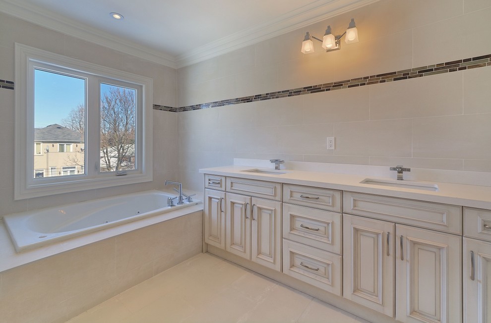 Стильный дизайн: большая главная ванная комната в современном стиле с белыми фасадами, накладной ванной, бежевой плиткой, врезной раковиной и бежевым полом - последний тренд