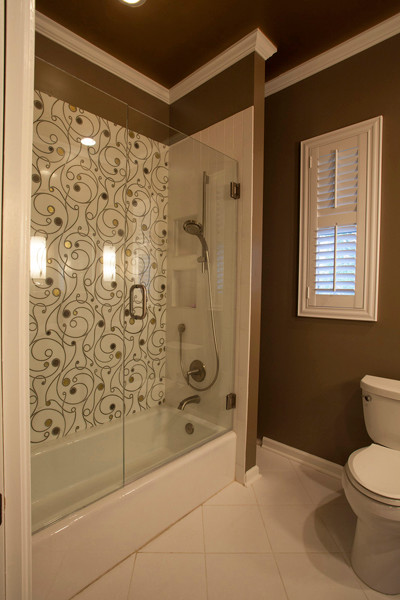 Источник вдохновения для домашнего уюта: большая главная ванная комната в стиле фьюжн с раздельным унитазом, белой плиткой, черной плиткой, коричневой плиткой, плоскими фасадами, белыми фасадами, ванной в нише, душем в нише, плиткой мозаикой, коричневыми стенами, полом из керамогранита и накладной раковиной