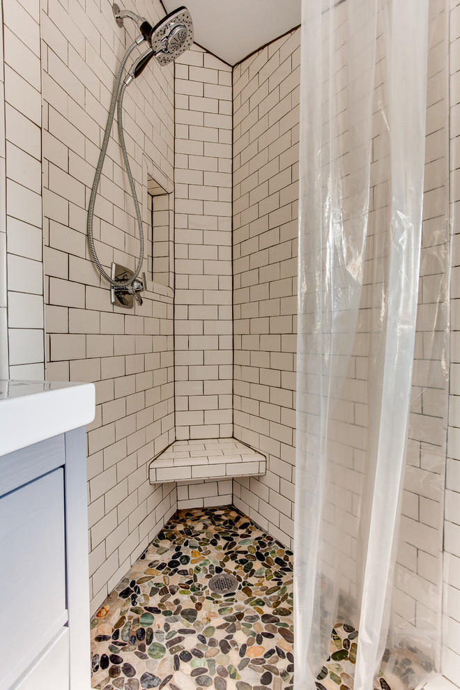 Idéer för små vintage vitt en-suite badrum, med släta luckor, grå skåp, en hörndusch, vit kakel, tunnelbanekakel, vita väggar, klinkergolv i småsten, ett integrerad handfat, bänkskiva i kvarts, flerfärgat golv och dusch med duschdraperi