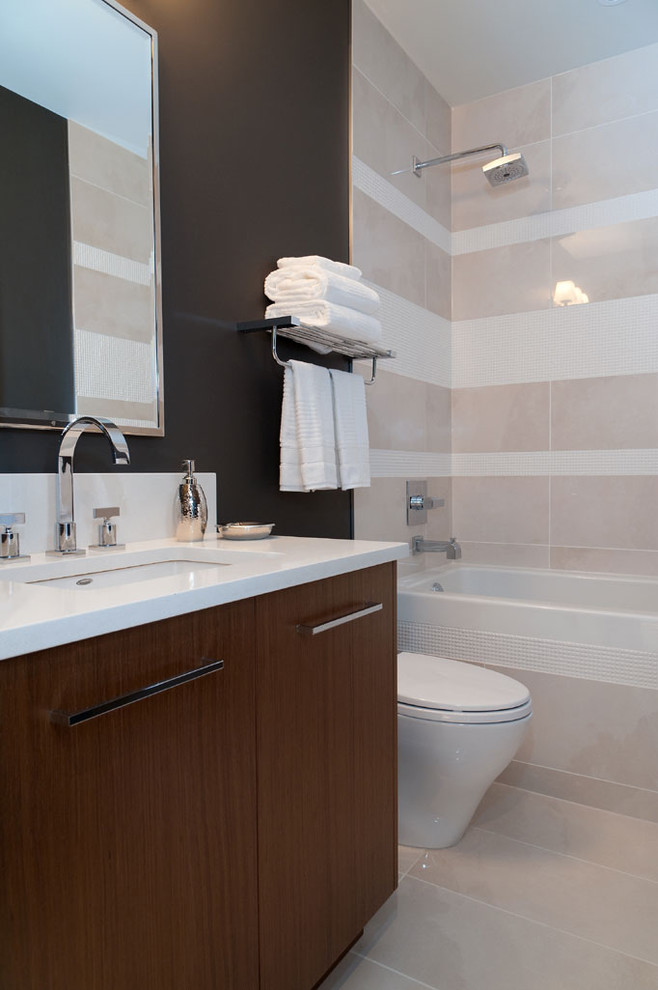 На фото: ванная комната в современном стиле с врезной раковиной, плоскими фасадами, темными деревянными фасадами и бежевой плиткой