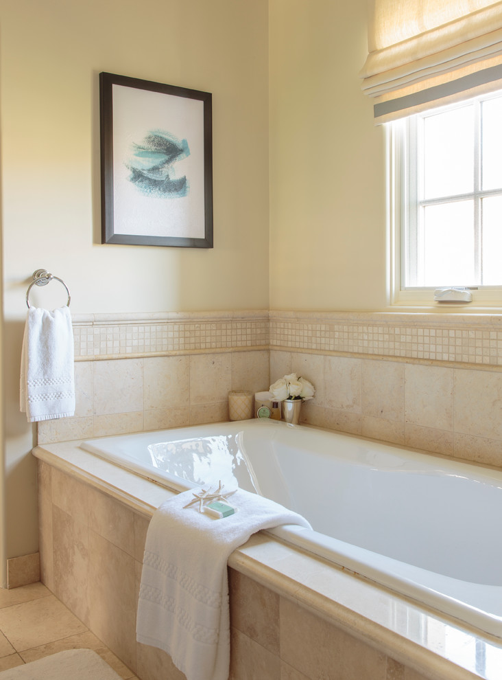 Стильный дизайн: большая главная ванная комната в средиземноморском стиле с накладной ванной, бежевой плиткой, плиткой мозаикой, бежевыми стенами и полом из травертина - последний тренд