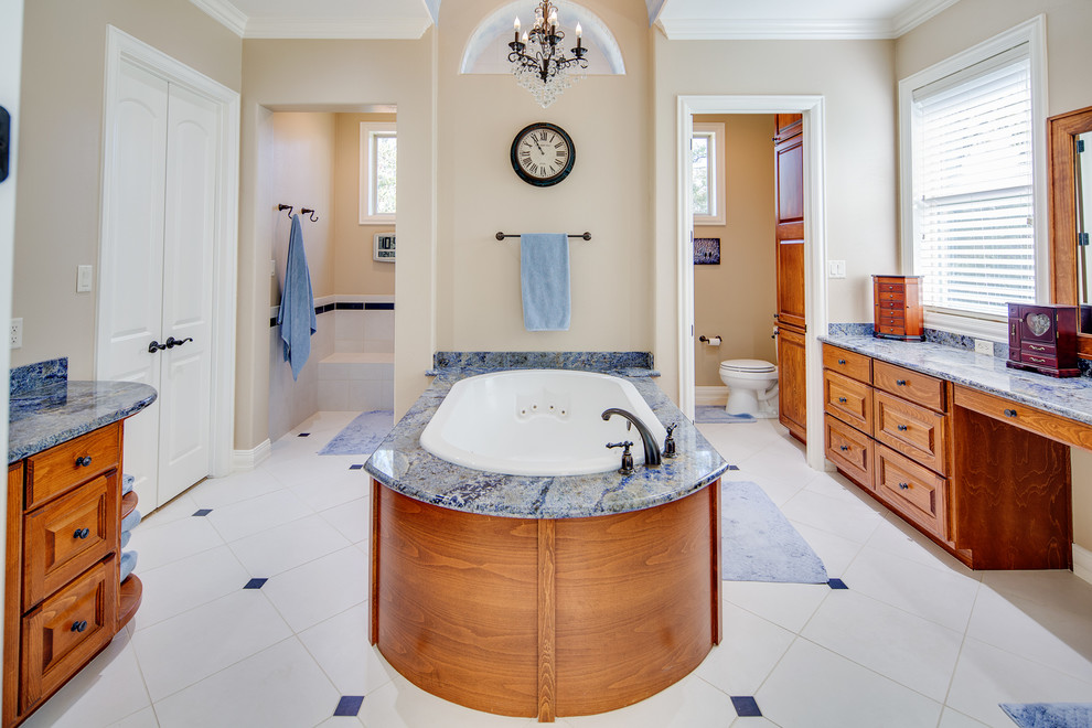 Источник вдохновения для домашнего уюта: огромная главная ванная комната в классическом стиле с фасадами с выступающей филенкой, фасадами цвета дерева среднего тона, накладной ванной, открытым душем, раздельным унитазом, синей плиткой, белой плиткой, керамической плиткой, бежевыми стенами, полом из керамической плитки, врезной раковиной, столешницей из гранита и синей столешницей