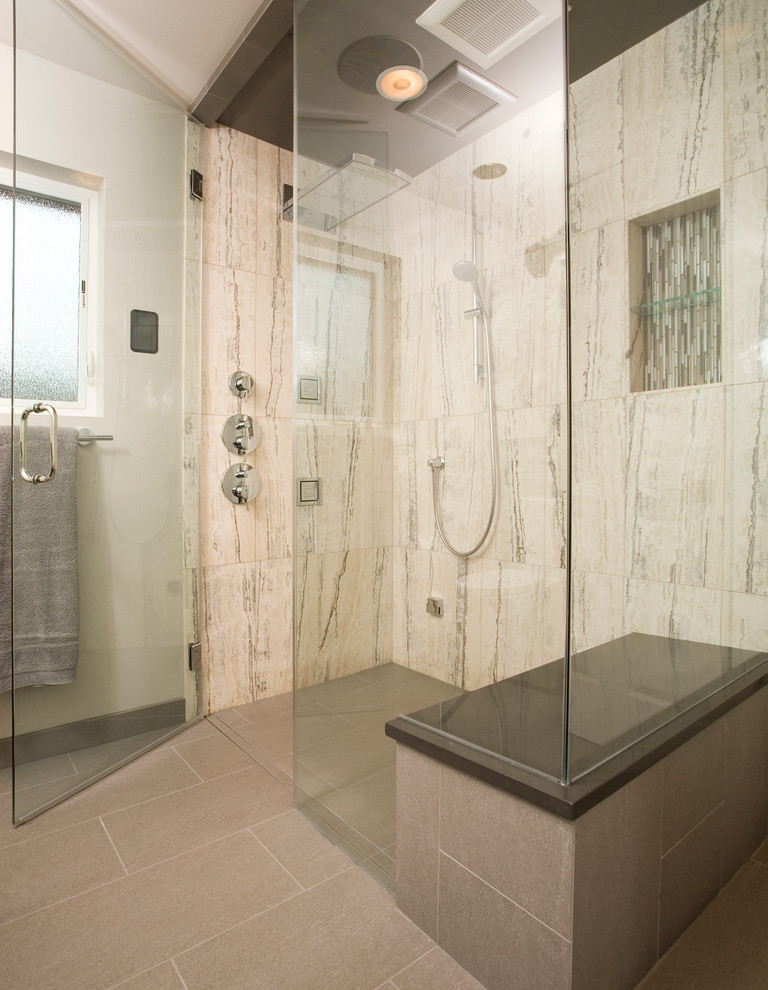 Foto på ett funkis badrum, med flerfärgad kakel, stenkakel, klinkergolv i porslin, en hörndusch och vita väggar