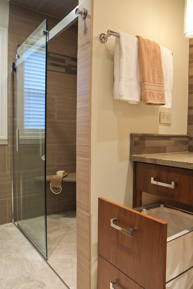 Exempel på ett mellanstort modernt en-suite badrum, med ett undermonterad handfat, släta luckor, skåp i mellenmörkt trä, bänkskiva i kvarts, en öppen dusch, en toalettstol med hel cisternkåpa, brun kakel, porslinskakel, klinkergolv i porslin och beige väggar