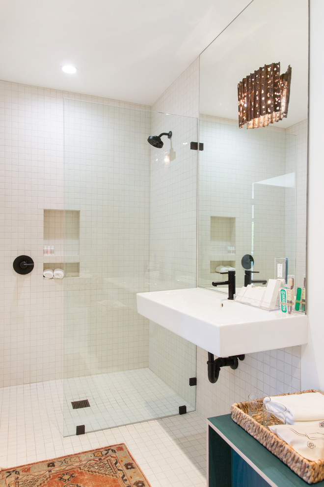 Idéer för ett litet klassiskt badrum med dusch, med en öppen dusch, vit kakel, vita väggar, klinkergolv i keramik, ett väggmonterat handfat, vitt golv och dusch med gångjärnsdörr