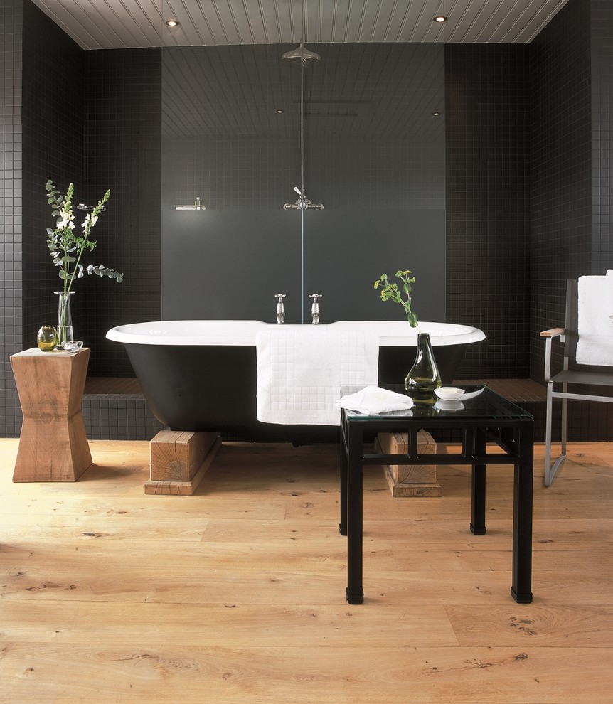 Стильный дизайн: большая главная ванная комната в стиле фьюжн с отдельно стоящей ванной, открытым душем, черной плиткой, керамической плиткой, черными стенами и светлым паркетным полом - последний тренд