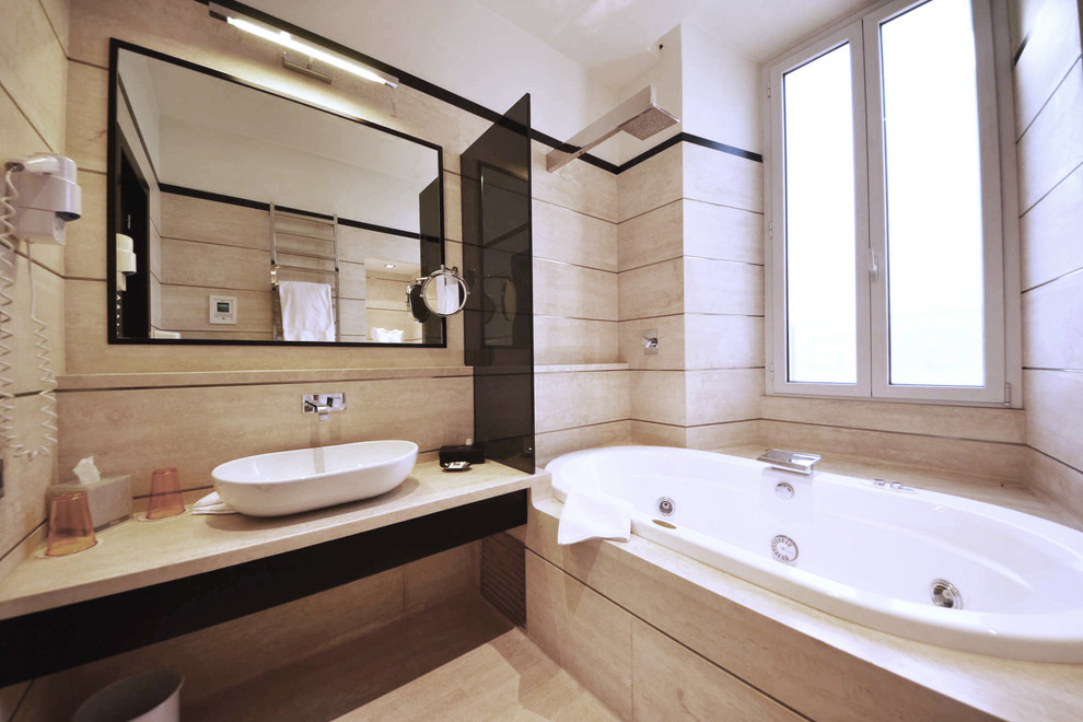 Inredning av ett klassiskt stort en-suite badrum, med ett fristående handfat, marmorbänkskiva, en jacuzzi, en dusch/badkar-kombination, beige kakel, stenkakel, beige väggar och travertin golv