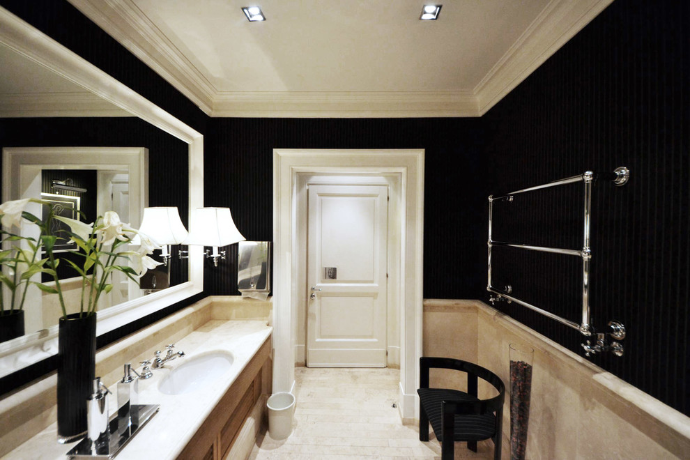 Стильный дизайн: ванная комната в классическом стиле с черными стенами - последний тренд
