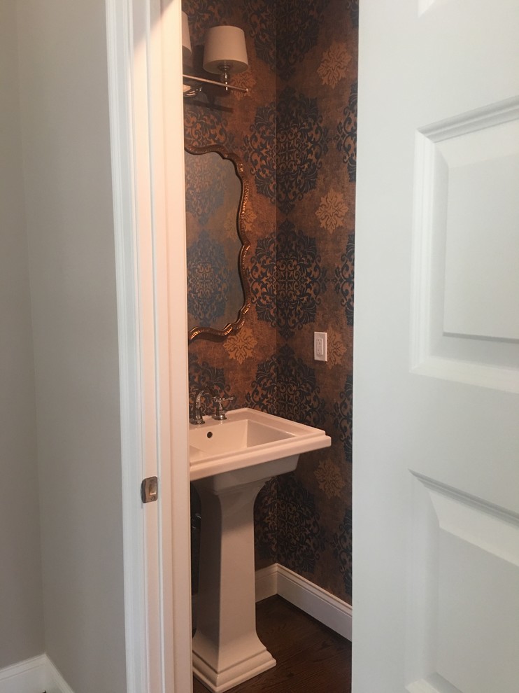 Ejemplo de cuarto de baño bohemio pequeño con lavabo con pedestal, sanitario de dos piezas, suelo de madera oscura, suelo marrón, papel pintado y papel pintado