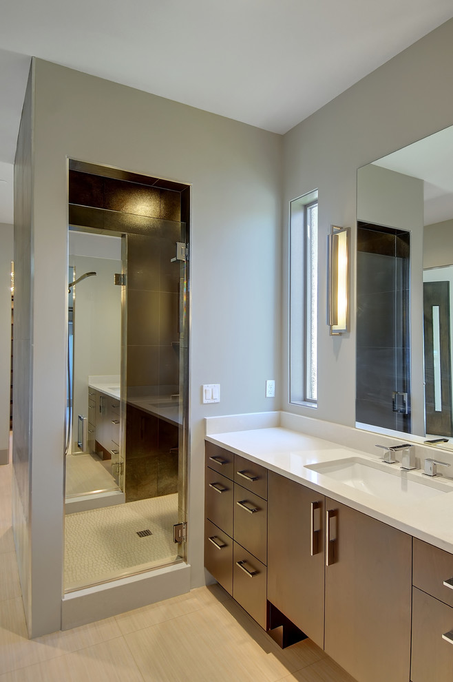 На фото: большая главная ванная комната в современном стиле с плоскими фасадами, открытым душем, бежевой плиткой, керамической плиткой, полом из керамической плитки, врезной раковиной и столешницей из искусственного кварца