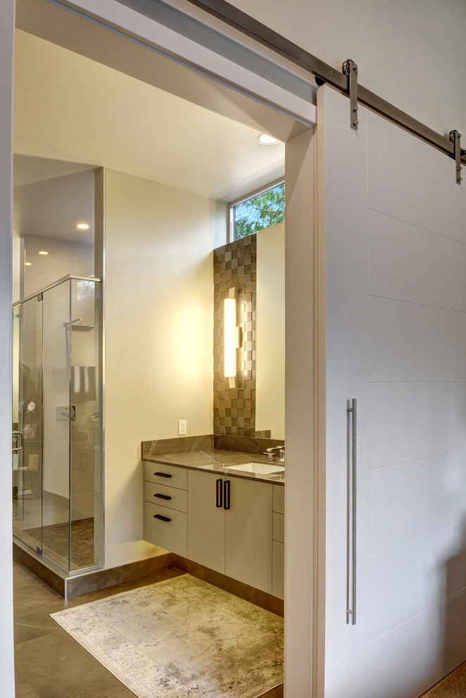 Пример оригинального дизайна: большая главная ванная комната в стиле неоклассика (современная классика) с плоскими фасадами, белыми фасадами, полом из керамической плитки, врезной раковиной, открытым душем, коричневой плиткой, металлической плиткой и столешницей из гранита