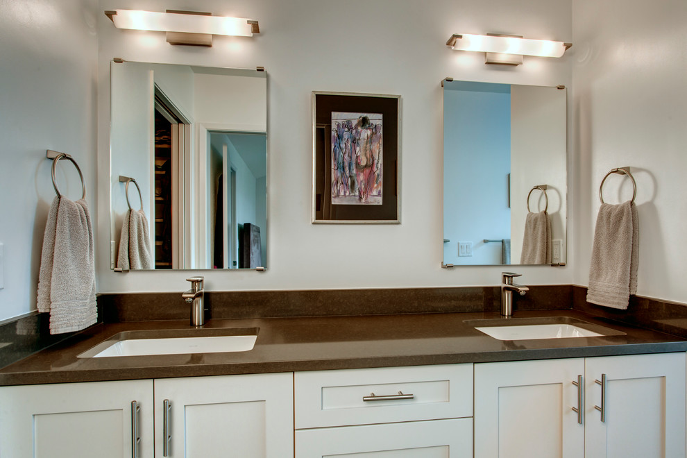 Cette image montre une grande salle de bain principale minimaliste avec un placard à porte shaker, des portes de placard grises, une douche ouverte, WC séparés, un carrelage vert, des carreaux de céramique, un mur gris, un sol en carrelage de porcelaine, un lavabo encastré et un plan de toilette en quartz modifié.