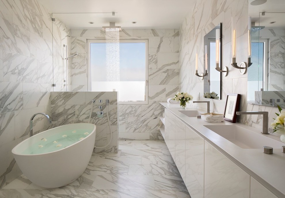 Стильный дизайн: главная ванная комната в современном стиле с плоскими фасадами, белыми фасадами, отдельно стоящей ванной, открытым душем, разноцветной плиткой, разноцветными стенами, монолитной раковиной, разноцветным полом, открытым душем, серой столешницей и окном - последний тренд