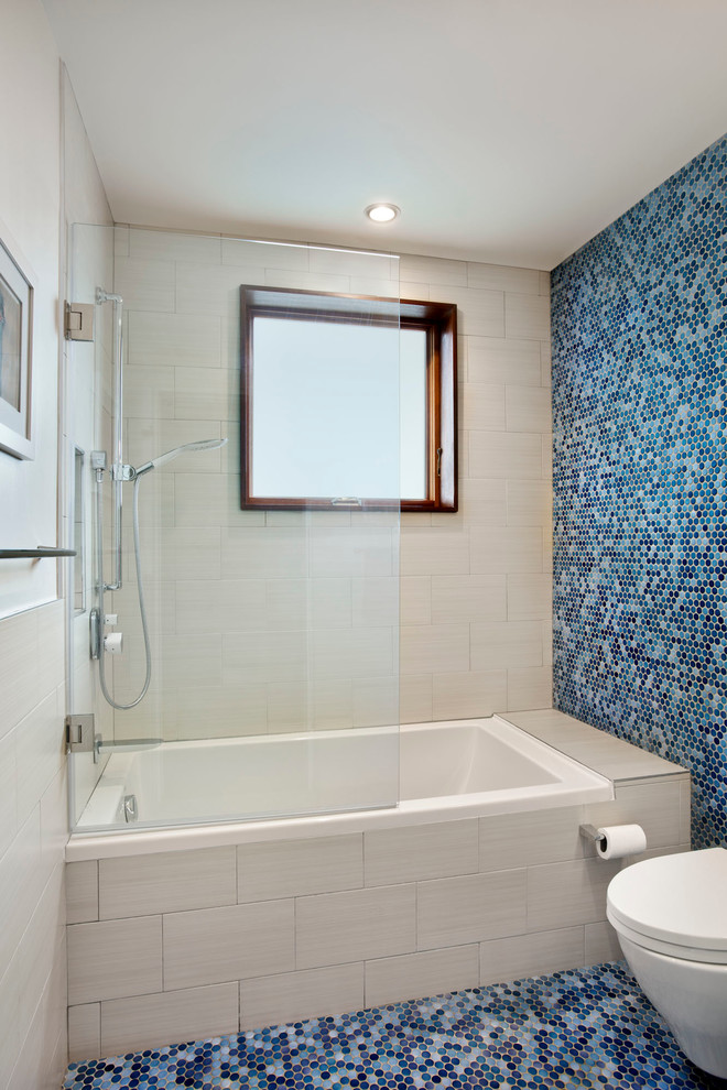 Стильный дизайн: ванная комната среднего размера в современном стиле с накладной ванной, душем над ванной, инсталляцией, бежевой плиткой, керамогранитной плиткой, белыми стенами, полом из керамической плитки и душевой кабиной - последний тренд