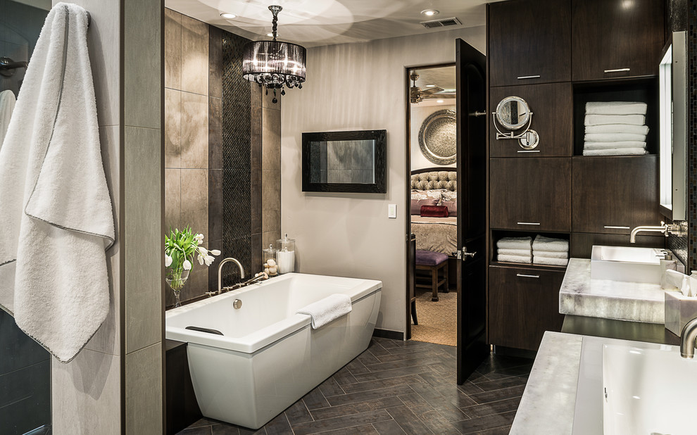 Свежая идея для дизайна: главная ванная комната в современном стиле с настольной раковиной, плоскими фасадами, темными деревянными фасадами, отдельно стоящей ванной и серыми стенами - отличное фото интерьера