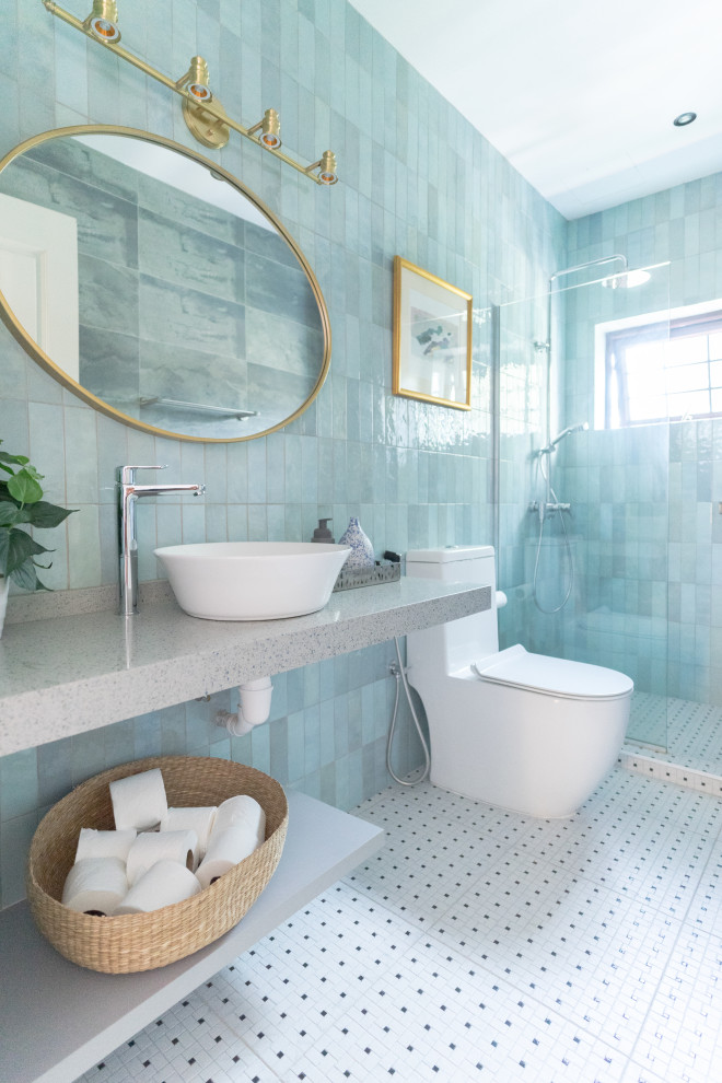 Esempio di una grande stanza da bagno con doccia minimal con doccia alcova, WC monopezzo, piastrelle blu, lavabo a bacinella, pavimento grigio, top grigio, un lavabo e mobile bagno sospeso