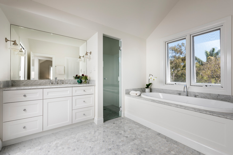 Inspiration för mellanstora maritima en-suite badrum, med skåp i shakerstil, vita skåp, ett platsbyggt badkar, våtrum, vita väggar, marmorgolv, ett undermonterad handfat, marmorbänkskiva, grått golv och dusch med gångjärnsdörr