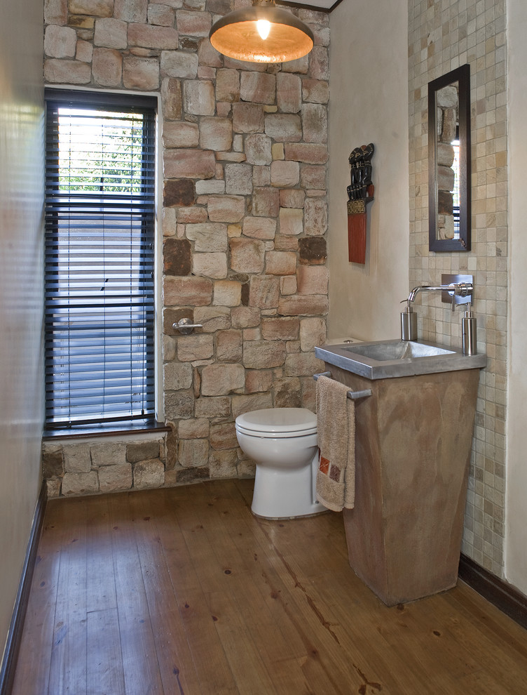 Ejemplo de cuarto de baño clásico con lavabo con pedestal, baldosas y/o azulejos beige y piedra