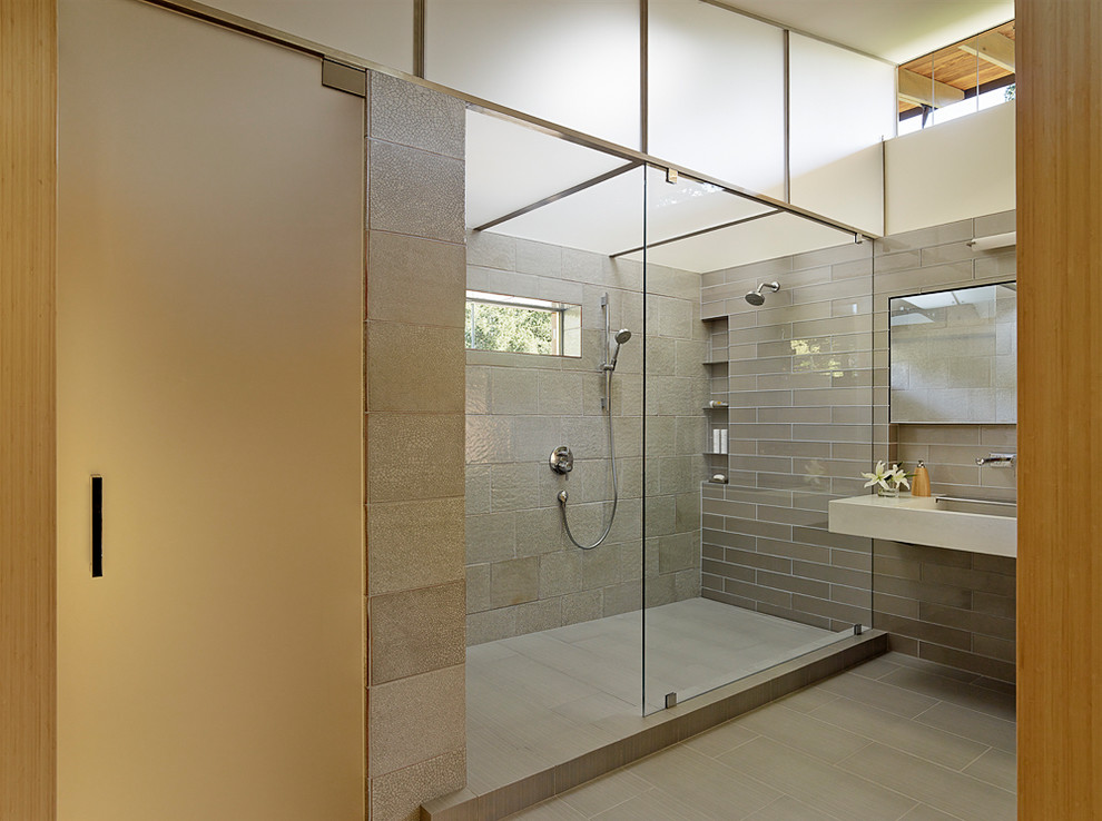 Exemple d'une grande salle d'eau tendance avec une douche double, un carrelage gris, un mur gris, une grande vasque, un plan de toilette en béton, un sol gris, une cabine de douche à porte battante et un plan de toilette gris.