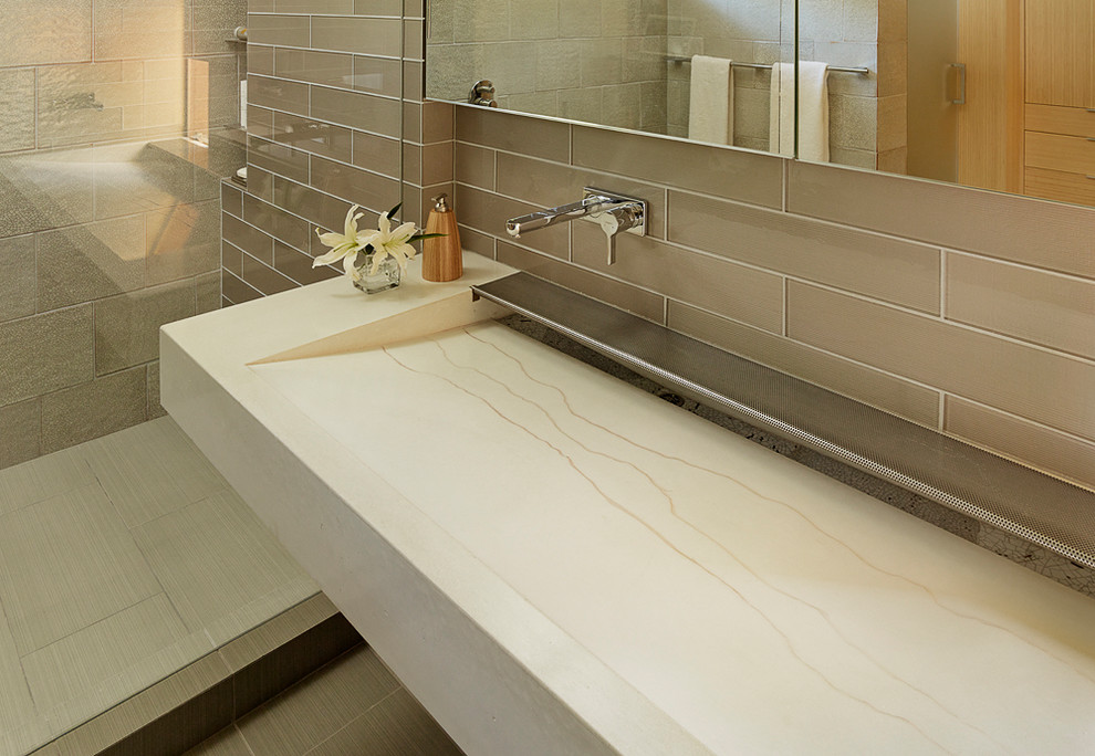 Modelo de cuarto de baño contemporáneo grande con baldosas y/o azulejos marrones, paredes marrones, aseo y ducha, encimera de cemento, suelo gris y encimeras beige