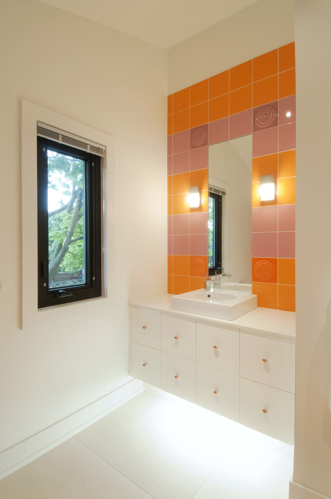 Свежая идея для дизайна: детская ванная комната в современном стиле с настольной раковиной, оранжевой плиткой и оранжевыми стенами - отличное фото интерьера