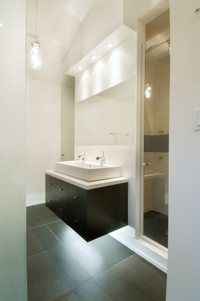 トロントにあるコンテンポラリースタイルのおしゃれな浴室 (横長型シンク、フラットパネル扉のキャビネット、濃色木目調キャビネット、グレーのタイル) の写真