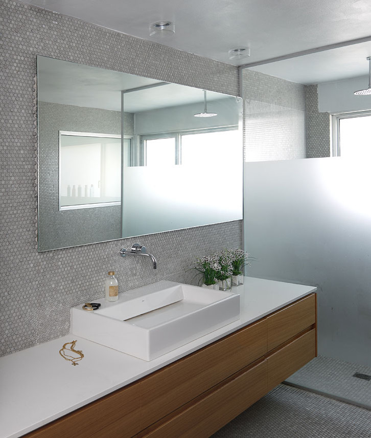 Idéer för ett mellanstort modernt en-suite badrum, med släta luckor, skåp i mellenmörkt trä, en dusch i en alkov, en vägghängd toalettstol, grå kakel, mosaik, grå väggar, mosaikgolv, ett fristående handfat och bänkskiva i kvarts