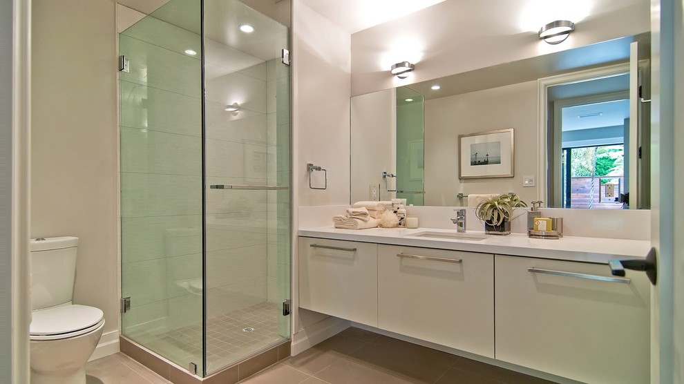 Идея дизайна: ванная комната: освещение в современном стиле с врезной раковиной