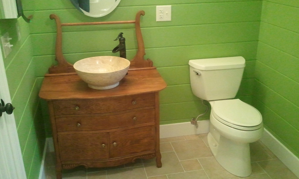 Esempio di una stanza da bagno padronale stile marinaro di medie dimensioni con lavabo a bacinella, consolle stile comò, ante in legno scuro, piastrelle beige, piastrelle in ceramica, pareti verdi e pavimento con piastrelle in ceramica