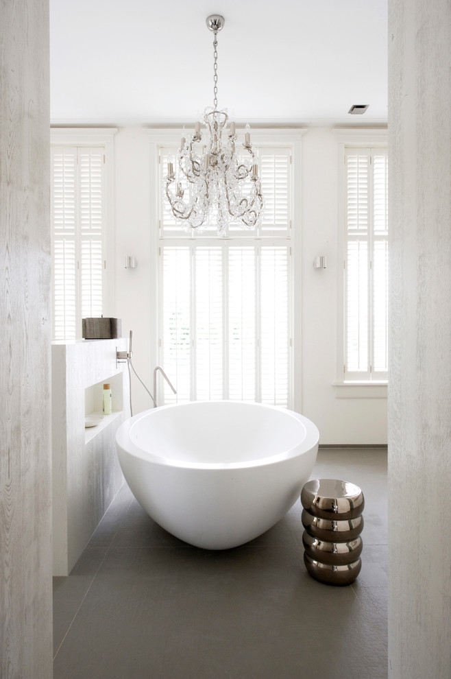 Esempio di una stanza da bagno scandinava con vasca freestanding e piastrelle grigie