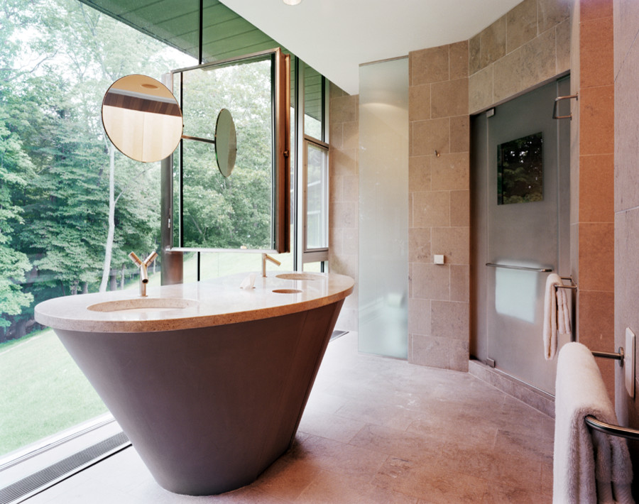 Modernes Badezimmer En Suite mit Steinfliesen und Kalkstein in Miami