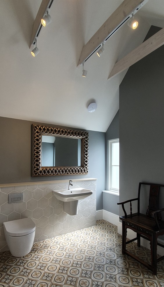 Traditional ensuite bathroom in Dublin with beaded cabinets and blue cabinets.