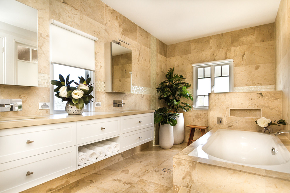 Idéer för ett stort klassiskt beige badrum, med skåp i shakerstil, vita skåp, beige kakel, ett undermonterad handfat och beiget golv