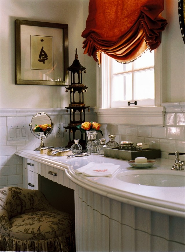 This is an example of a traditional bathroom in Los Angeles.