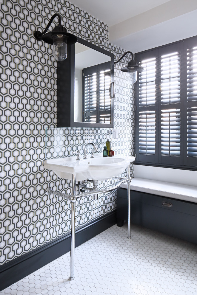 Ejemplo de cuarto de baño tradicional renovado con paredes multicolor, lavabo tipo consola y ventanas