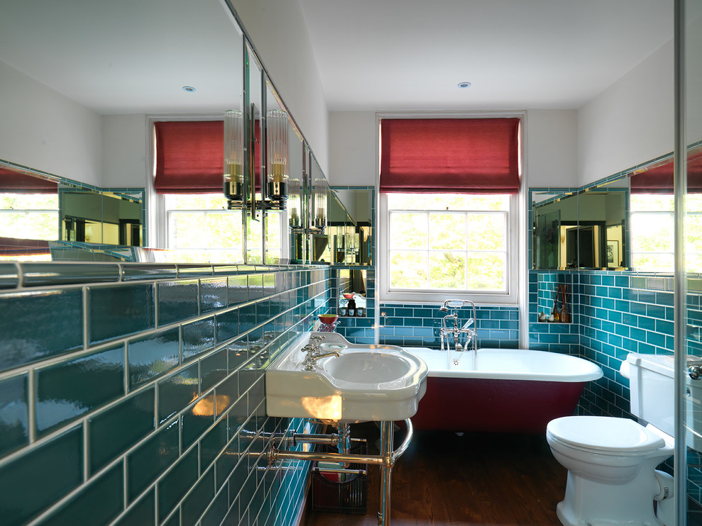 Klassisches Badezimmer mit Waschtischkonsole, Löwenfuß-Badewanne, Wandtoilette mit Spülkasten, Metrofliesen und dunklem Holzboden in London