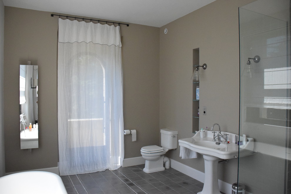 Réalisation d'une salle de bain design de taille moyenne avec une baignoire indépendante, une douche ouverte, des carreaux de béton, un lavabo de ferme, un carrelage beige et un mur beige.