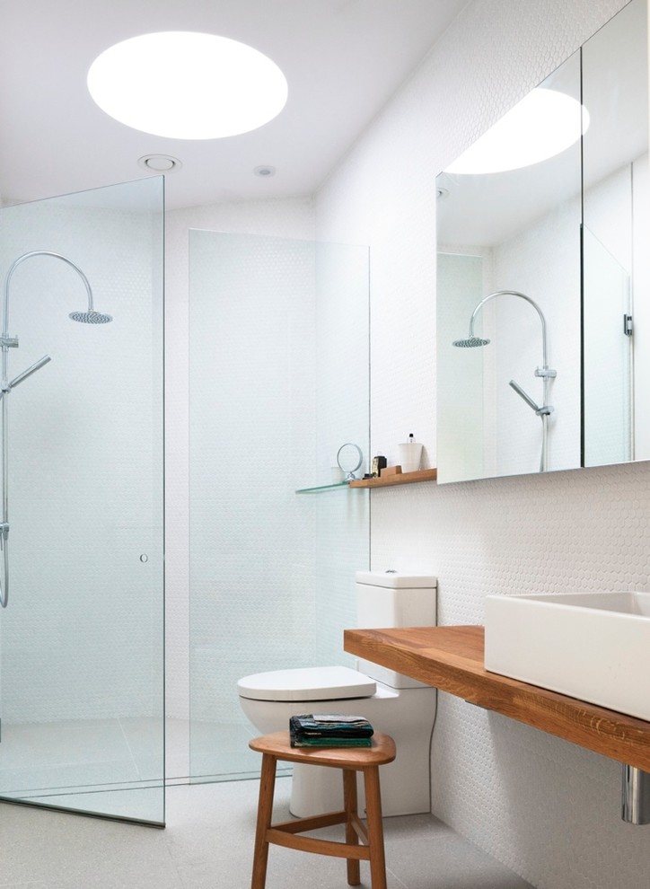 Idee per una stanza da bagno design con WC a due pezzi, piastrelle bianche, piastrelle in ceramica e pareti bianche