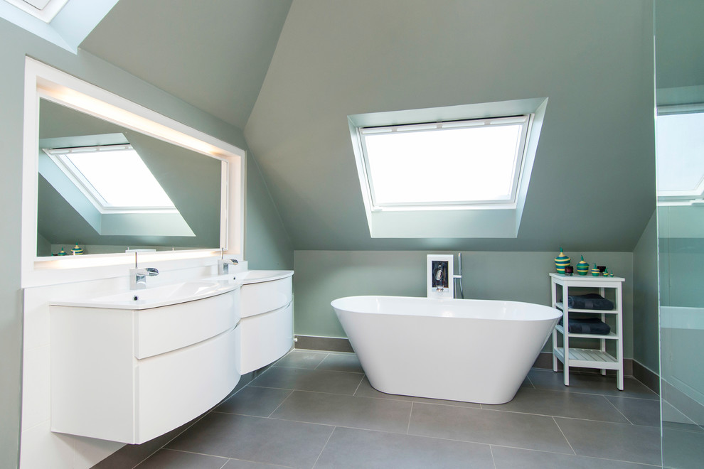 Inspiration för ett mellanstort funkis en-suite badrum, med släta luckor, vita skåp, ett fristående badkar, en öppen dusch, bänkskiva i kvartsit, med dusch som är öppen, gröna väggar, ett integrerad handfat och grått golv