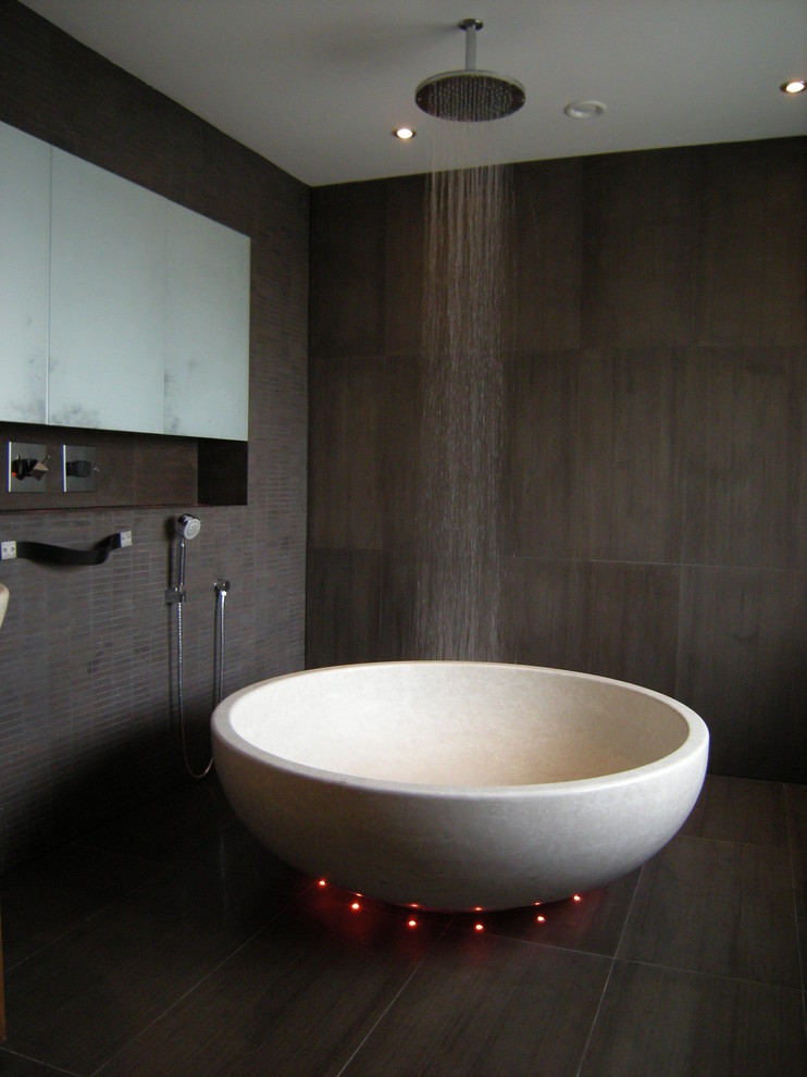 Immagine di una stanza da bagno minimal con vasca freestanding